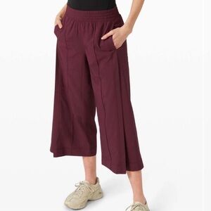 Lululemon Wanderer Culotte Burgundy Crop Wide Leg Active Sporty W6BA9S Sz 10
